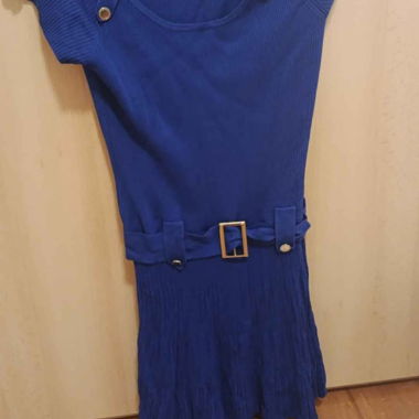 Blaues Strickkleid mit Guertel