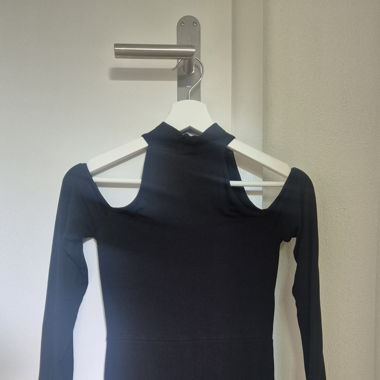 Robe noire épaule dénudée 