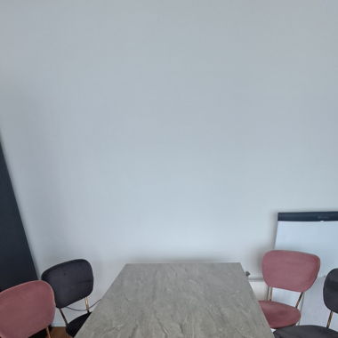 Tisch in Marmoroptik m. 4 Stühlen m. Samtbezug