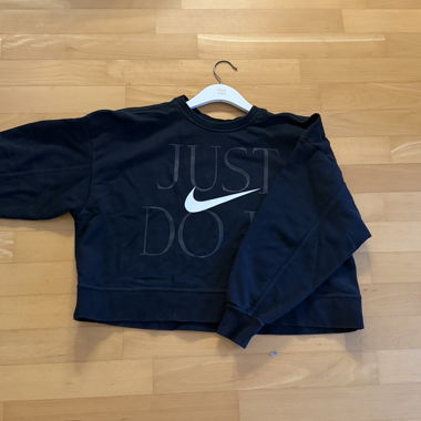 maglione nero nike in stile elegante