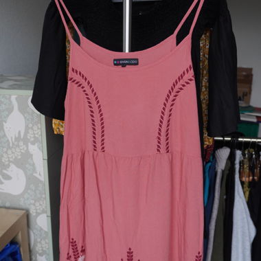 Robe à bretelles roses avec broderie