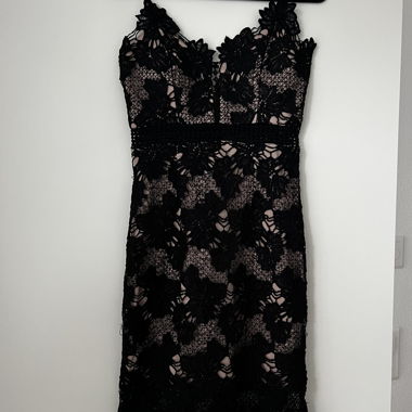 Schwarzes Kleid aus Spitze