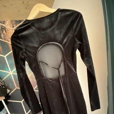 Samtkleid mit Rückenausschnitt