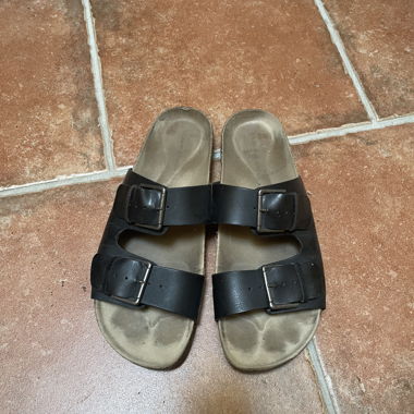 Sandalo con cinturini in ecopelle 
