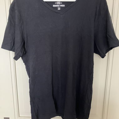 T-shirt nero H&M con scollo a V