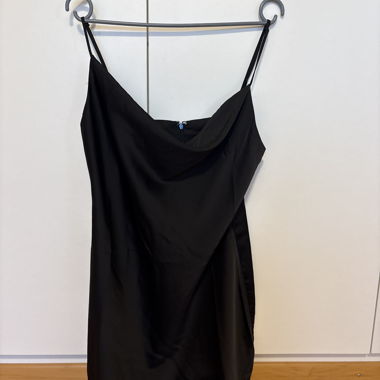 Abito nero con spalline sottili