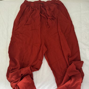 Pantalon d'été rouge à coupe ample avec ceinture élastique