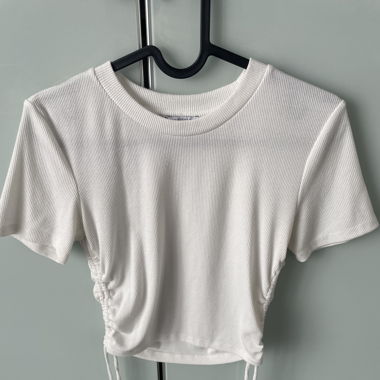 Weisses Crop Top mit Rüschen an den Seiten