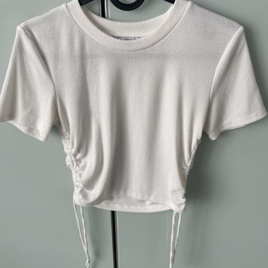 Weisses Crop Top mit Rüschen an den Seiten