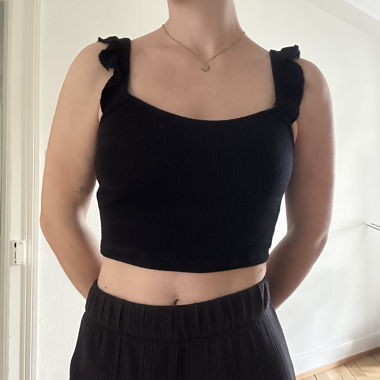 Schwarzes Crop Top mit Rüschen