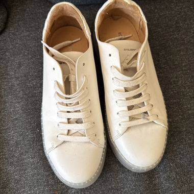Weisse Sneaker
