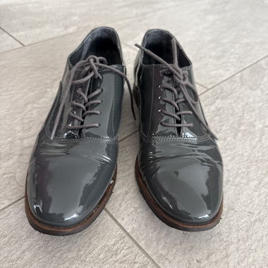 Scarpe stringate in vernice grigie