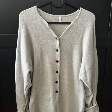 Gilet en maille beige à patte boutonnée