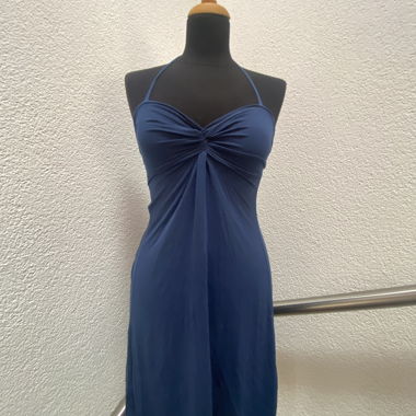 Robe bleue à encolure cœur