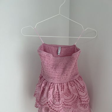 STRADIVARIUS - Rosa Top mit Lochstickerei