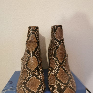 Stiefelette mit Schlangenprint