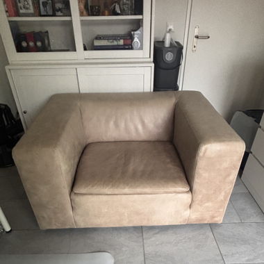 Bequemer Ledersessel mit Hocker