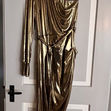 Goldenes gerafftes Kleid 