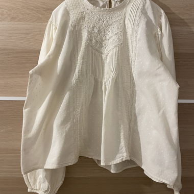 Cremefarbene, bestickte Bluse mit langen Ärmeln