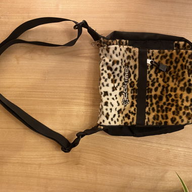 Schultertasche mit Leopardenmuster