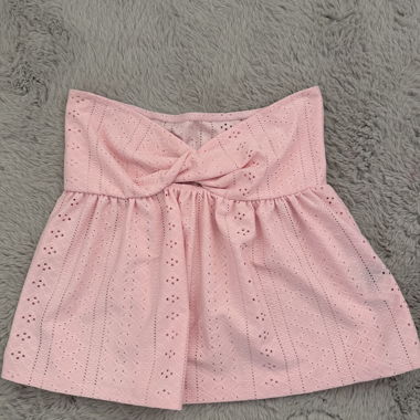 Rosa Kinderrock mit Lochmuster