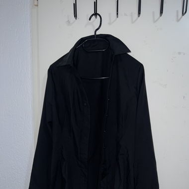 Schwarze klassische Bluse mit weitem Kragen