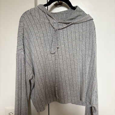 Grauer Kapuzenpullover