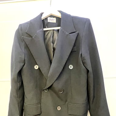 Dunkelblauer taillierter blazer
