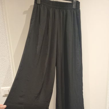 Schwarze weite Hose