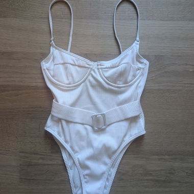 Weisser Badeanzug (One-Piece)