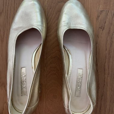 Goldene Slingback Pumps