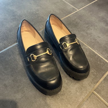 Mocassins noirs à boucle dorée