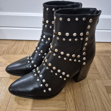 Bottines noires à talon cloutées