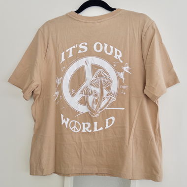 T-shirt beige con simbolo di pace