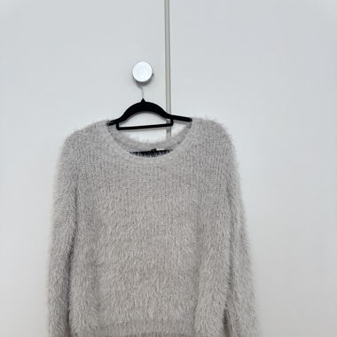 hellblauer flauschiger Strickpullover
