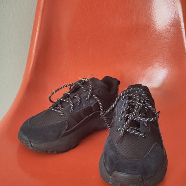 Schwarze Adidas-Schuhe wie neu in der Box