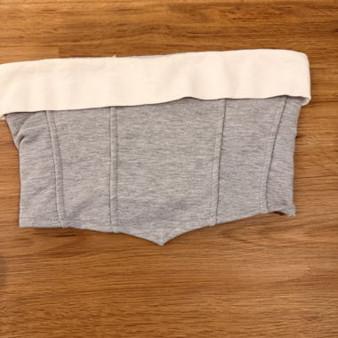 Top court gris avec look corset