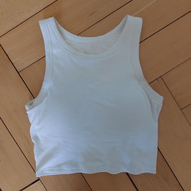 White uniqlo crop top with bra
