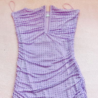 Kleid mit glänzenden Kristallen - Bershka