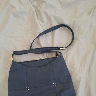 Dunckelblaue Handtasche mit goldenen Details