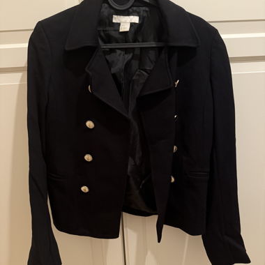 Veste noire avec boutons dorés