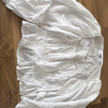 Blusa bianca con volant