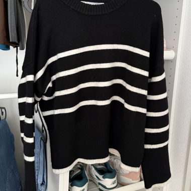 Maglione nero a righe bianche