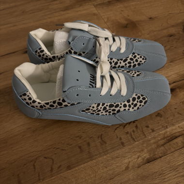 Sneakers blu con motivo leopardato