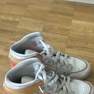 Jordan 1 Mid