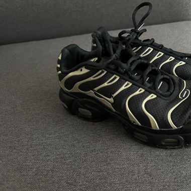 TN Nikes gold schwarz