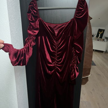 Bordeauxrotes Samtkleid mit Raffung