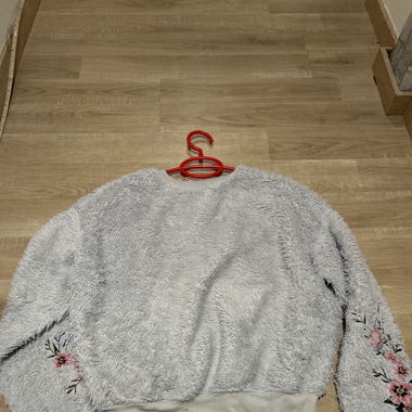 sweatshirt mit Blumen bei den Ärmel