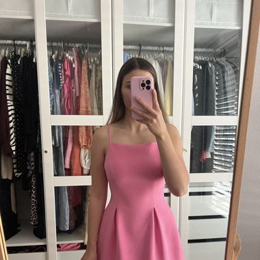 Kurzes pinkes Kleid