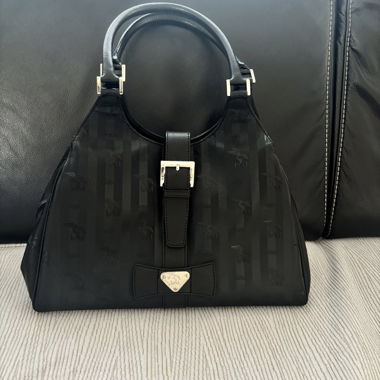 Borsa a mano nera con monogramma